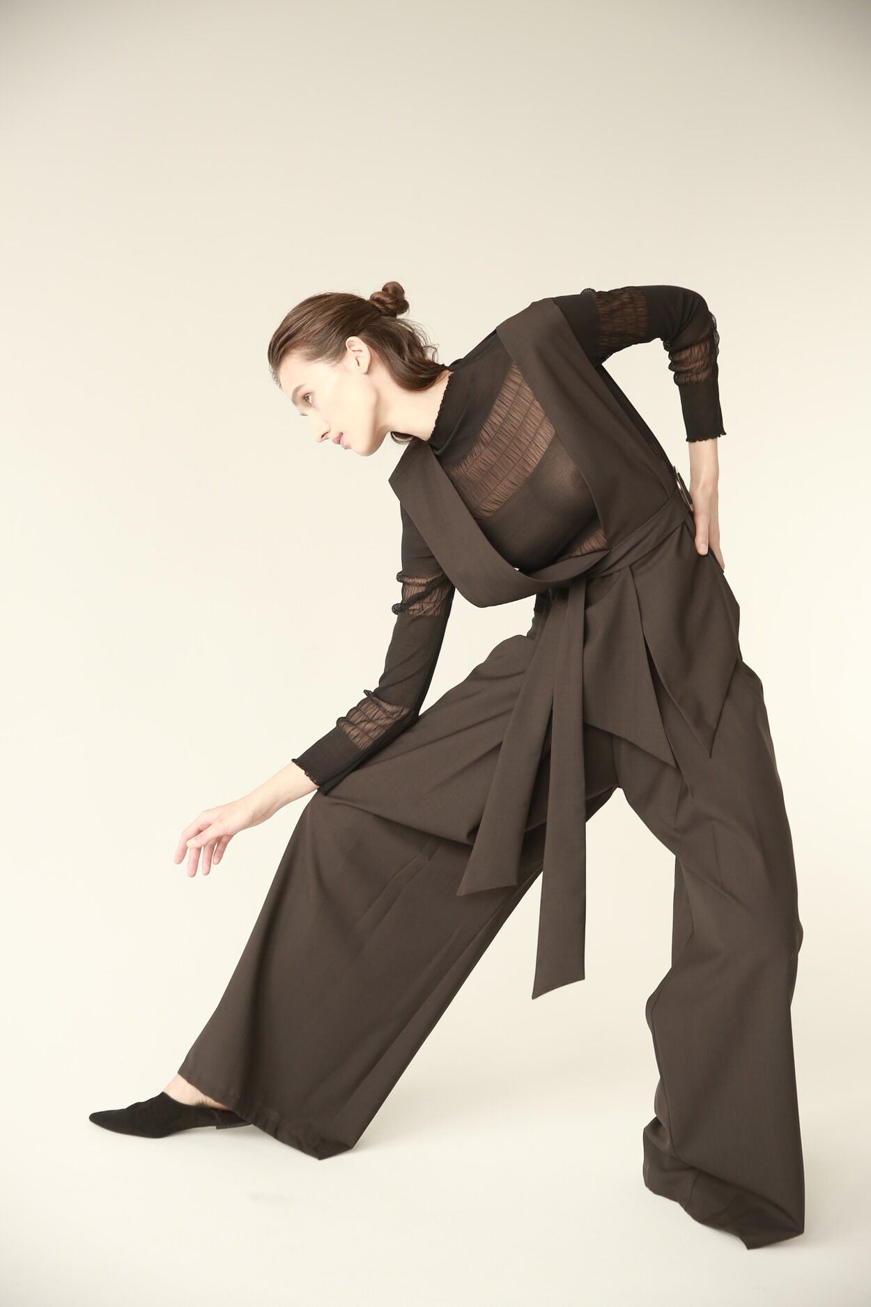 Asymmetrische Hose mit weitem Bein aus Seide und Wolle