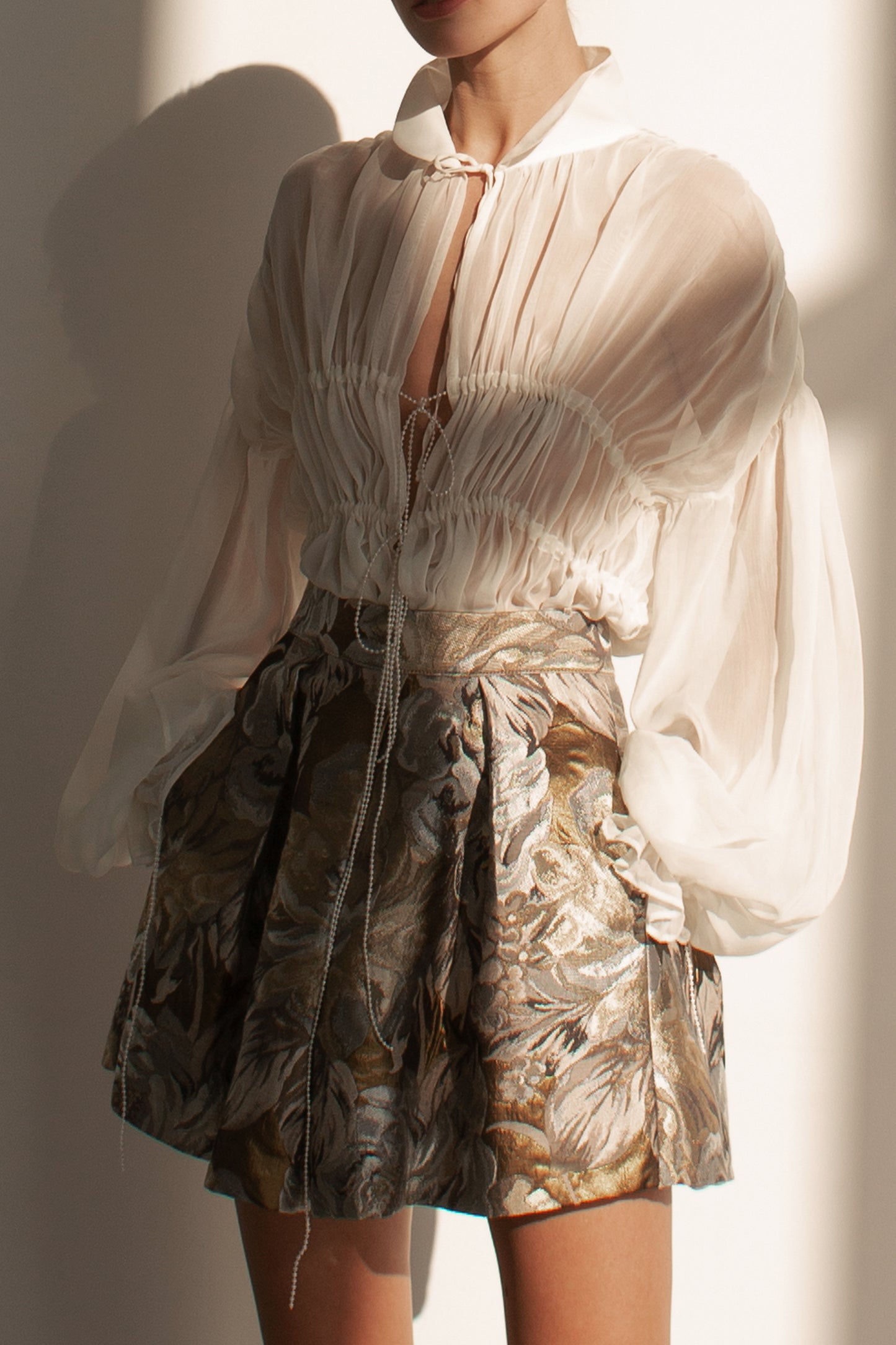 Chemisier en voile de soie et coton orné de perles