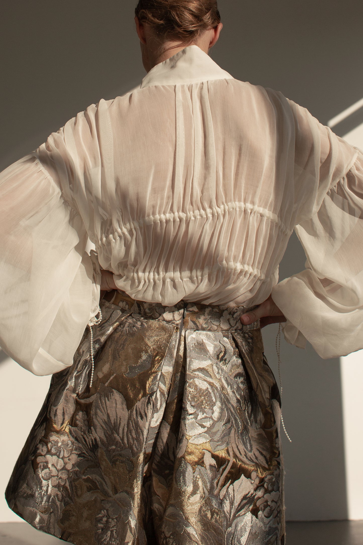 Chemisier en voile de soie et coton orné de perles