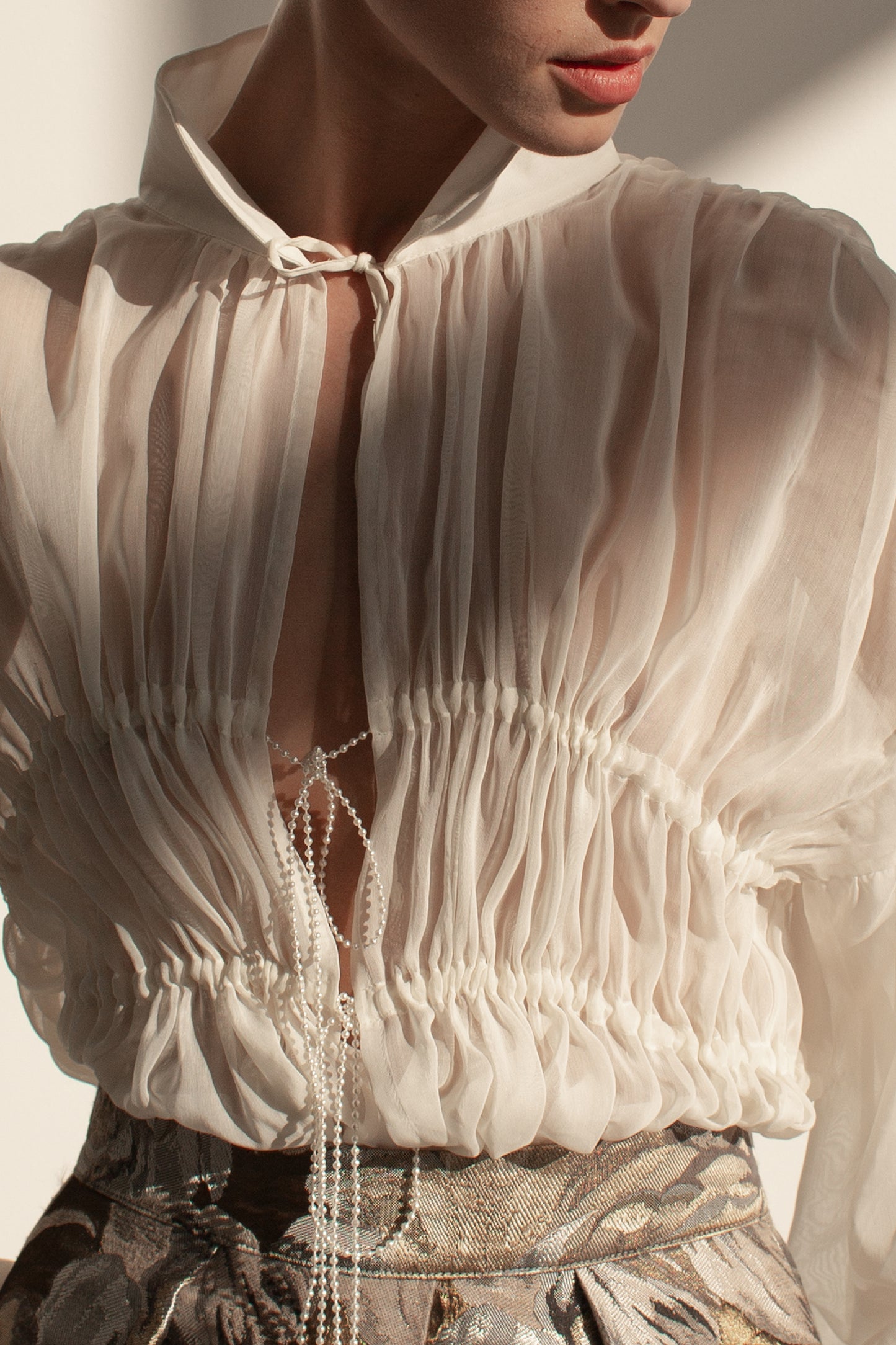 Chemisier en voile de soie et coton orné de perles
