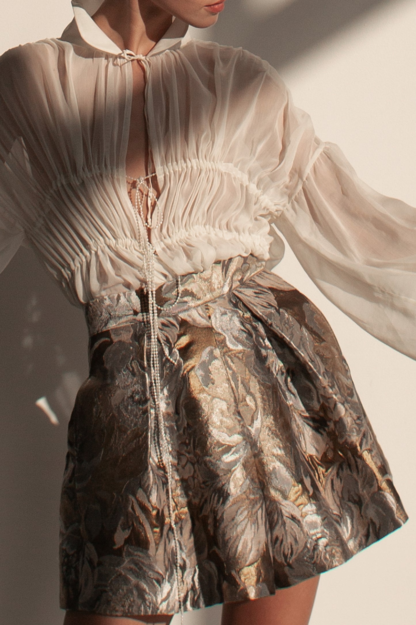 Chemisier en voile de soie et coton orné de perles