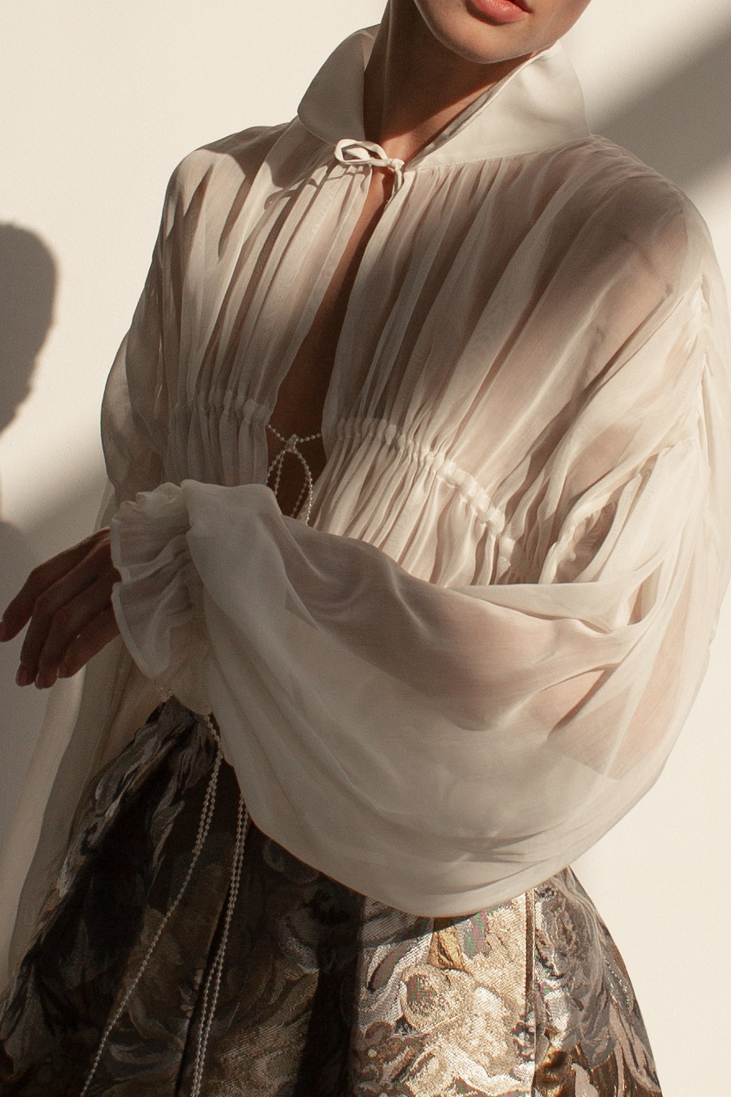 Chemisier en voile de soie et coton orné de perles